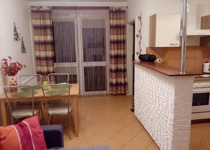Apartament Tosia Miesci Sie W Poblizu Plazy Zachodniej 450 M. Do Dyspozycji Jest Tez Maly Ogrodek Z Miejscem Na Wypicie Porannej Kawy. Na Osiedlu Sasiadujacym Ze Sklepem Netto Oraz Zabka, Znajduje Sie Plac Zabaw Dla Dzieci Oraz Boisko Do Gry W Pilke.